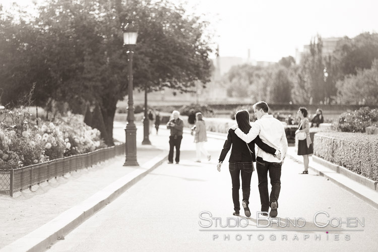 porttrait couple hugging in love walk in paris near st louis bridge black and white