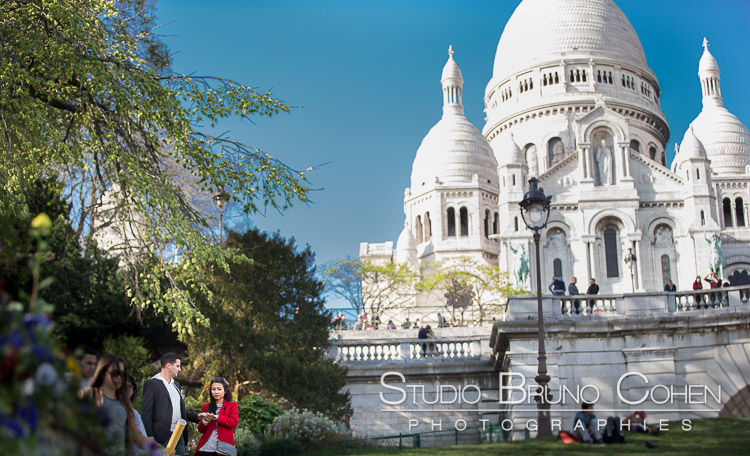 surprise proposal in paris couple in love from of sacre coeur basilica Montmartre paris engagement session