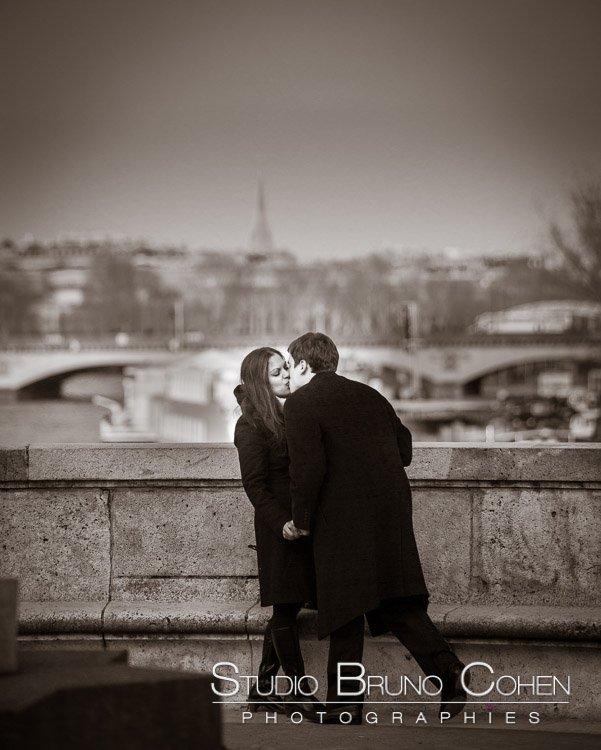 portrait kissing couple in paris near Eiffel Tower black and white proposal