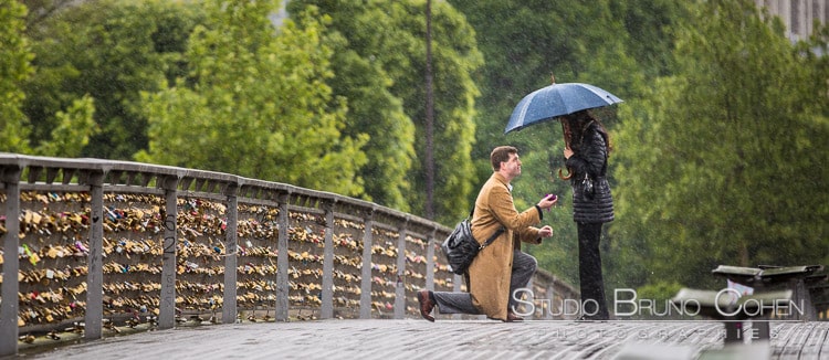 Proposal under the rain in Paris on Pont de Solferino