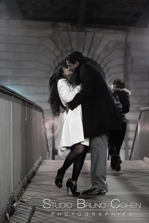 portrait perfect couple kissing from bir hakeim bridge in paris at night winter engagement session proposal love kiss emotions