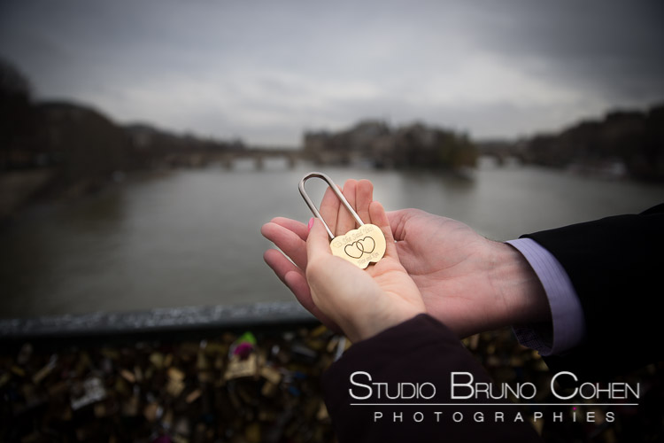 proposal in paris valentine's day lock focus love hand in hand couple 
