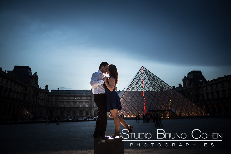 amazing portrait kissing couple from louvres museum front of louvres pyramid in paris at sunset perfect love kiss blue sky 