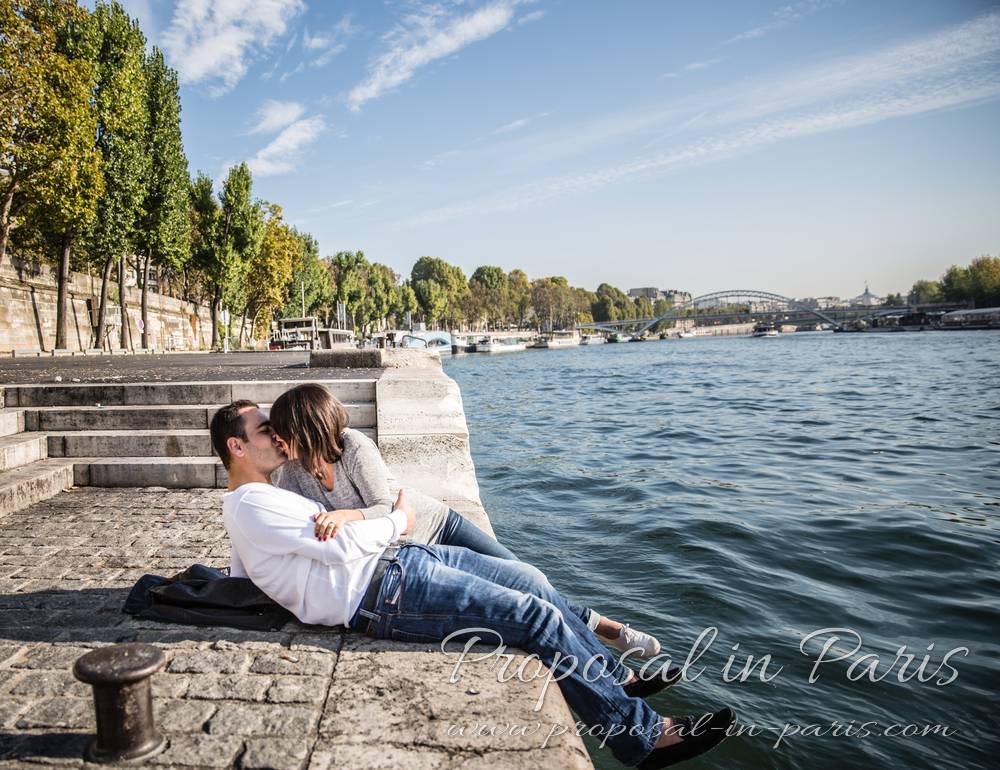 kissing couple in paris front of eiffel tower 