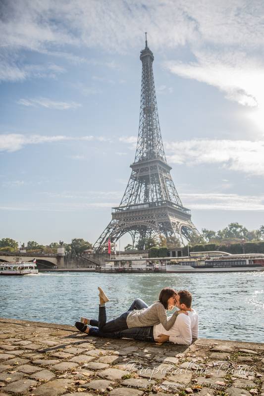 original kissing couple in paris front of eiffel tower 
