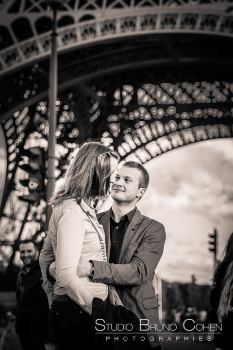 portrait couple in love front of eiffel tower proposal in paris
