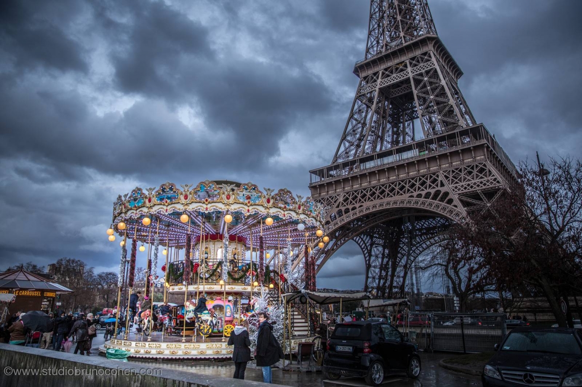 proposal in paris carousel Eiffel Tower in paris at sunset winter