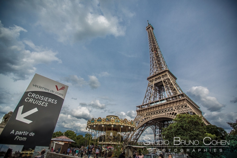 proposal in paris at summer eiffel tower blue sky