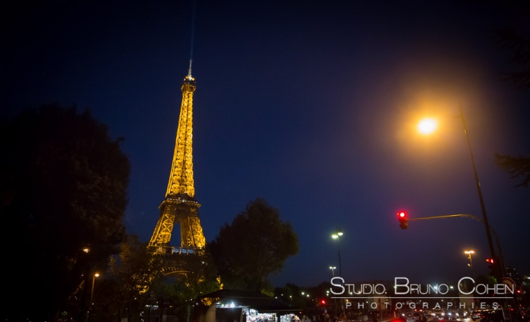proposal in paris eiffel tower at night