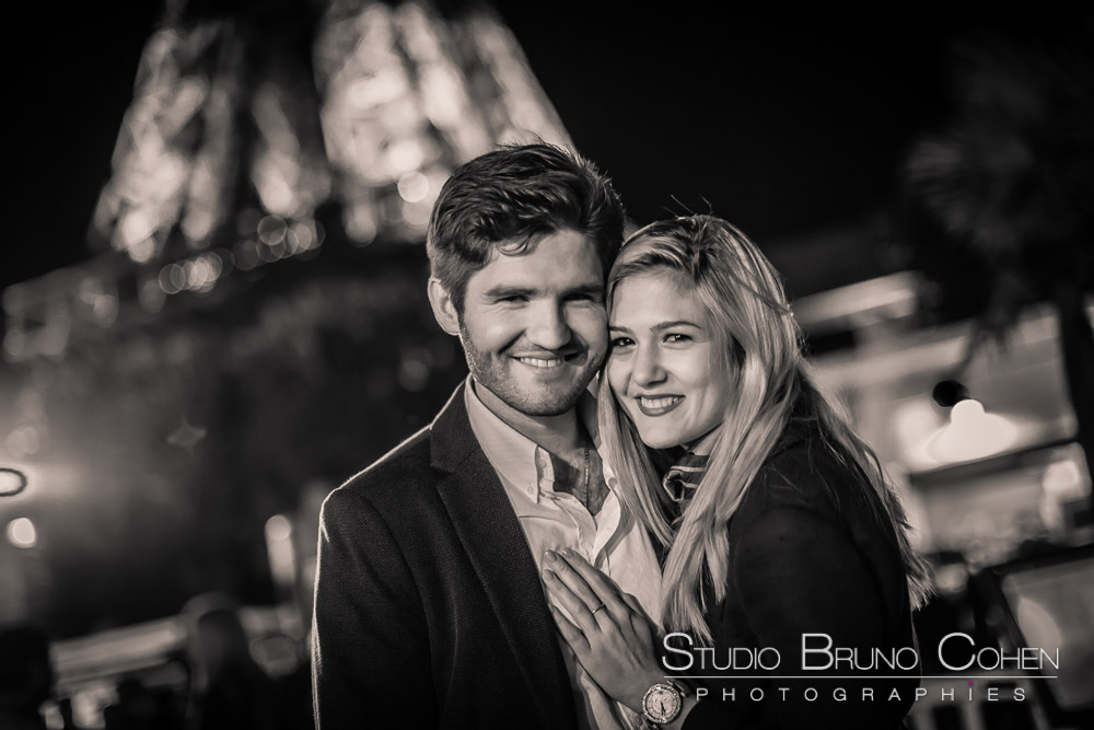 portrait couple in love in paris fornt of eiffel tower at night black and white