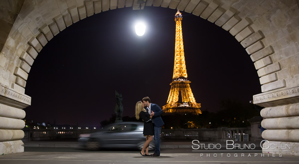 kissing couple in bir hakeim bridge front of eiffel tower at night proposal in paris