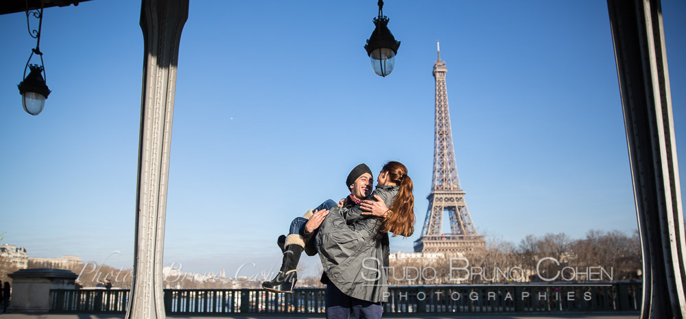 Paris proposal photographer on Bir-Hakeim Bridge couple in love front of Eiffel Tower at winter