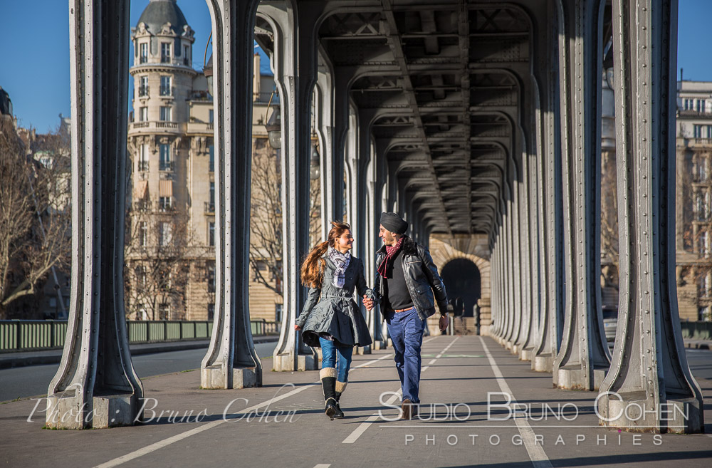 Paris photographer Bruno Cohen on Pont de Bir-Hakeim jumping couple in love 