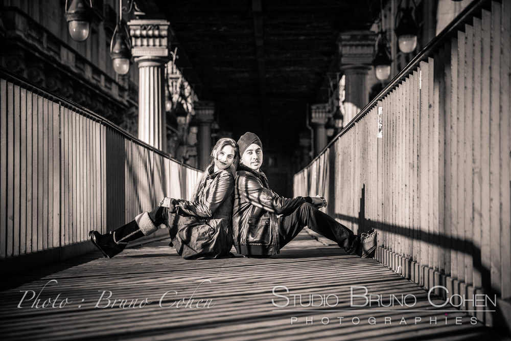 portrait couple in love under Bir Hakeim bridge in paris at winter black and white 