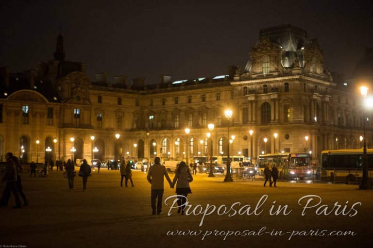 Couple walking away by Le Louvre Museum by night_4008