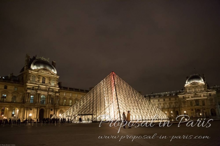 La pyramide du Louvre, Paris by night