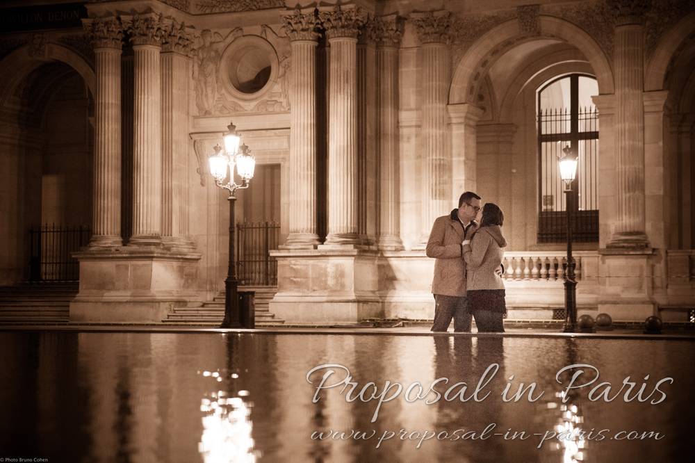 couple kissing by night place du Carousel du Louvre