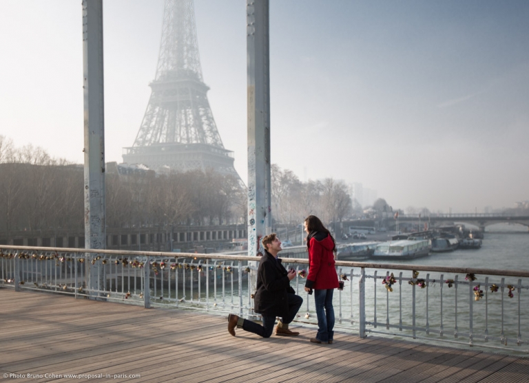 proposal spot in Paris Passerelle Debilly front Eiffel Tower at morning 