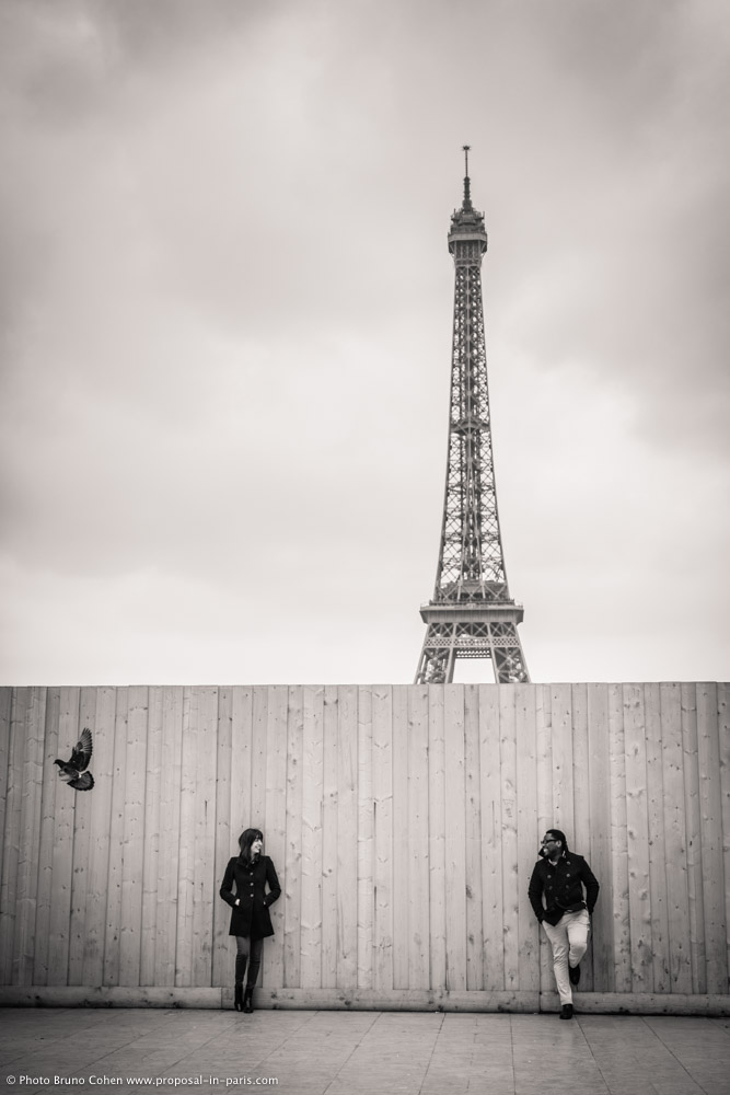engagement session photographer paris couple in love from trocadero front of Eiffel Tower black and white 