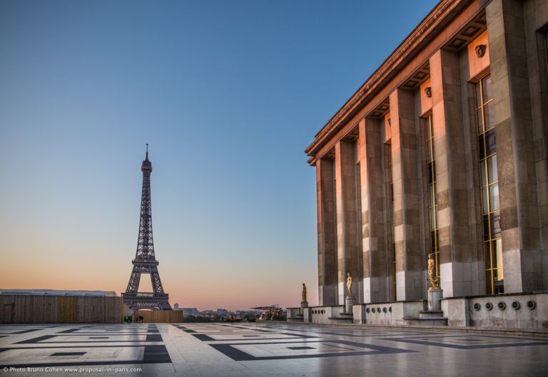 proposal in paris Trocadero Eiffel Tower at sunrise