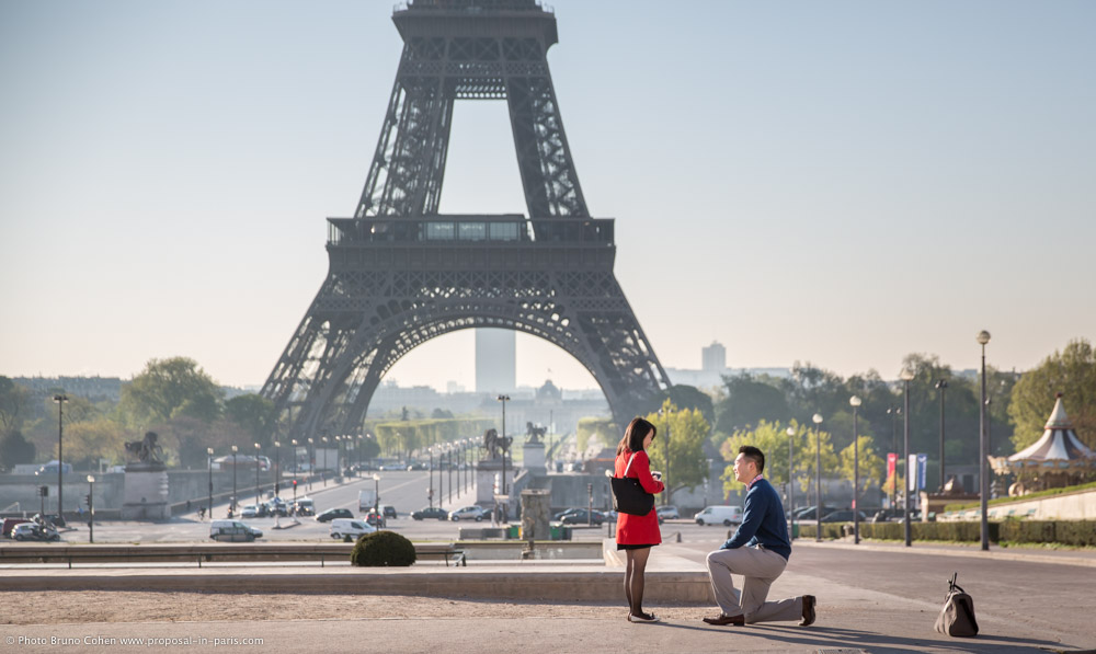 surprise proposal in paris from Trocadero front of Eiffel Tower at sunrise