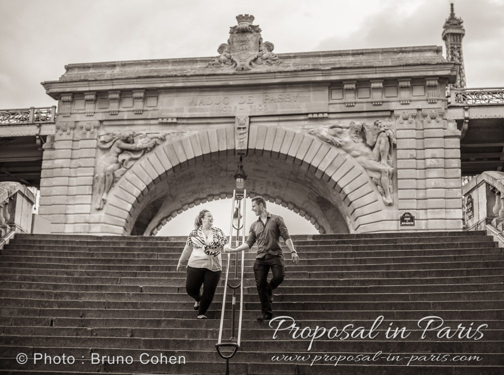 proposal in paris couple in love downstairs black and white Bir Hakeim bridge