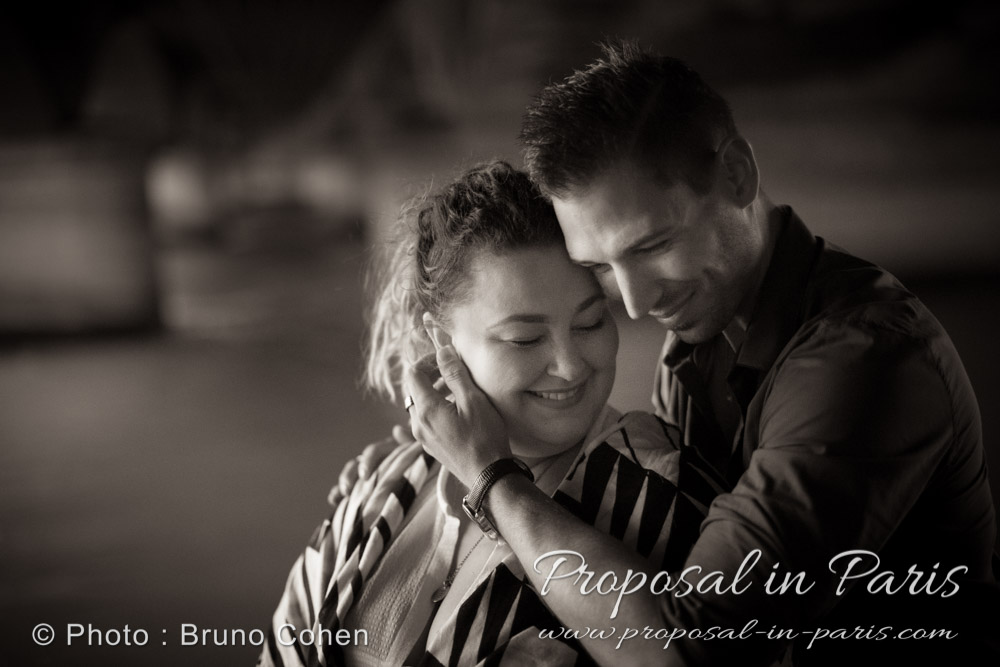 engagement session Paris hugging couple proposal black and white 