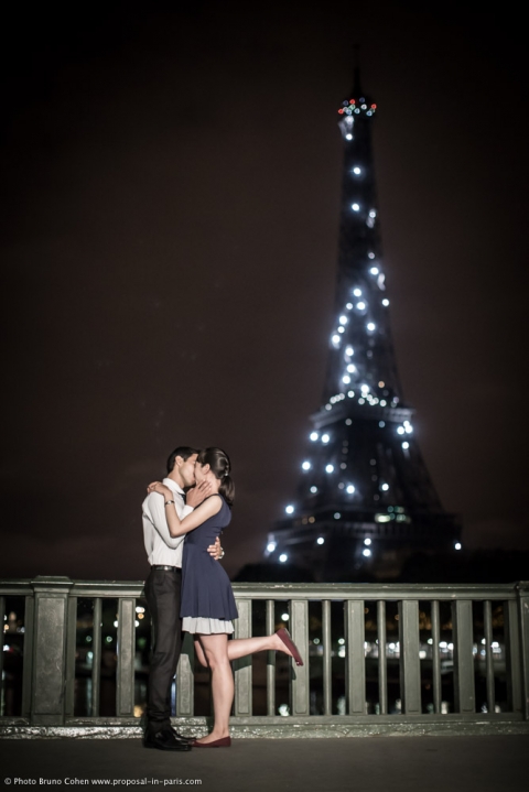 paris engagement photography by night Eiffel Tower sparkling
