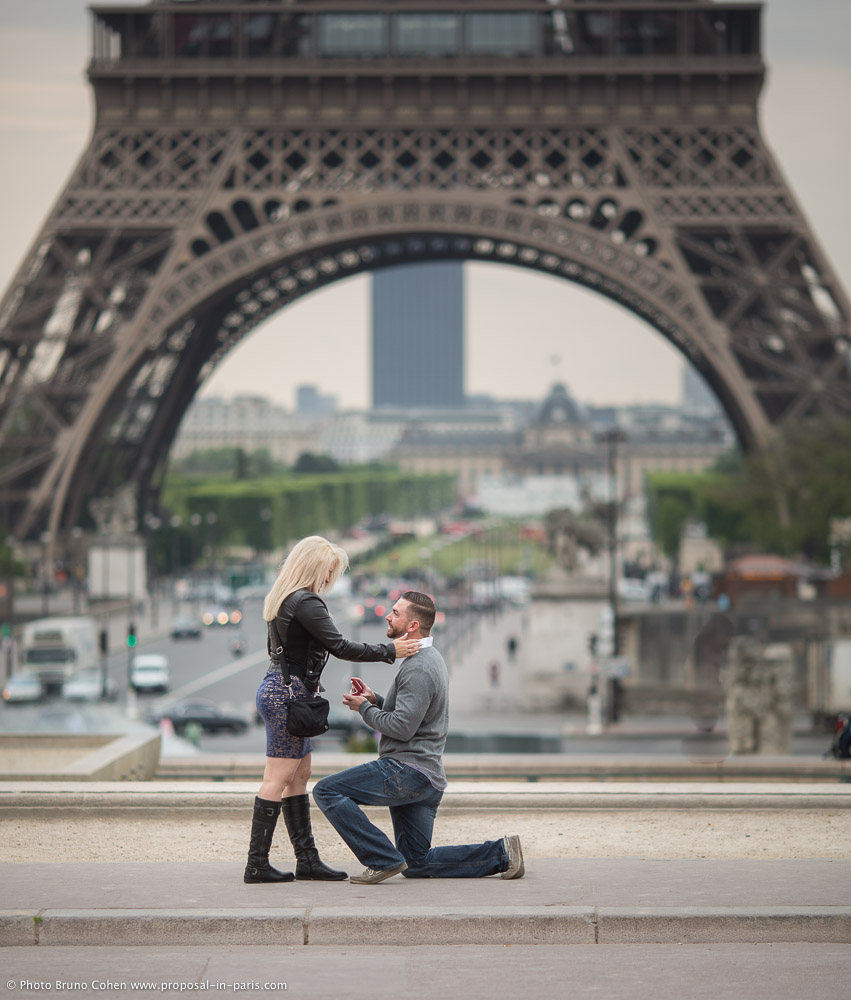 Ryan & Jess – A Morning proposal in Paris at Trocadero fountains