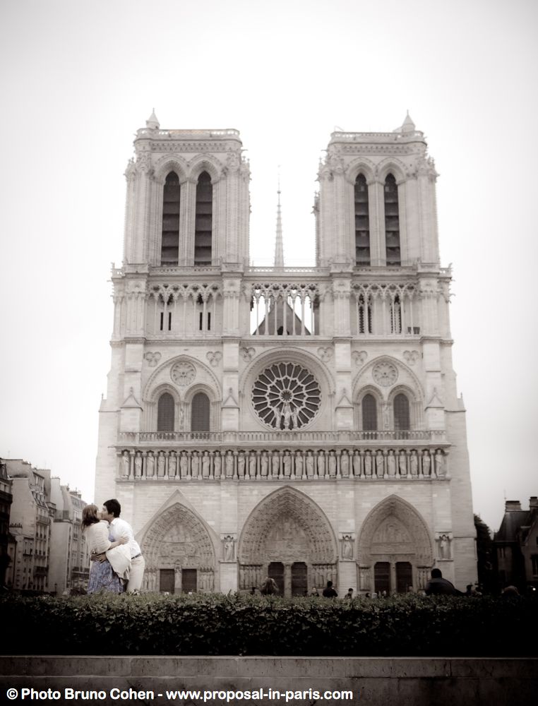 amazing notre dame cathedral at morning couple kissing romantic engagement paris 