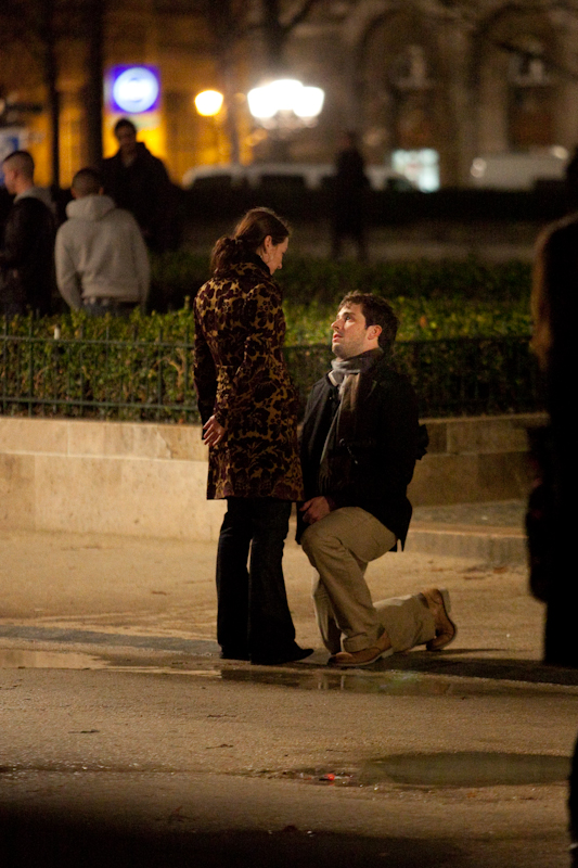 paris marriage proposal at night in front of Cathedrale Notre-Dame de Paris