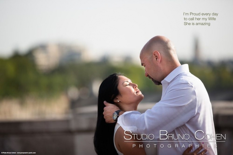 session couple in love in paris from bir hakeim bridge near Eiffel Tower 