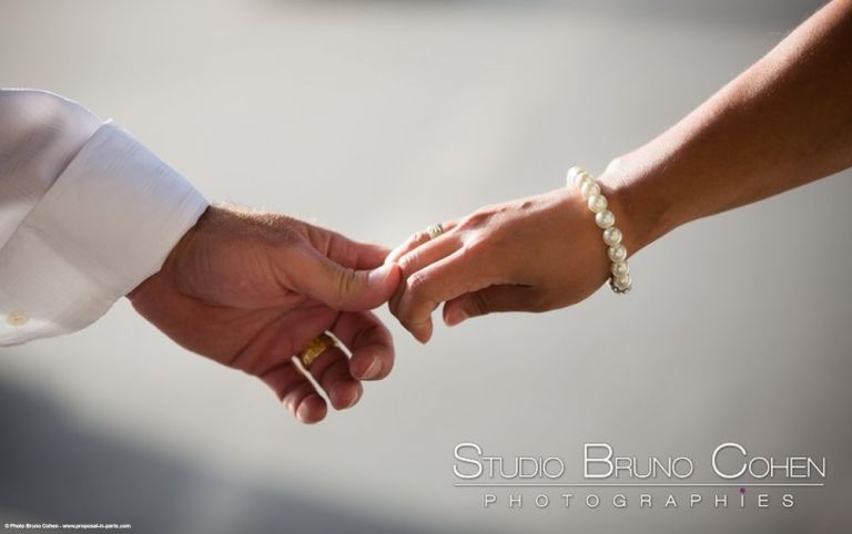 focus hands ring session engagement couple in paris 