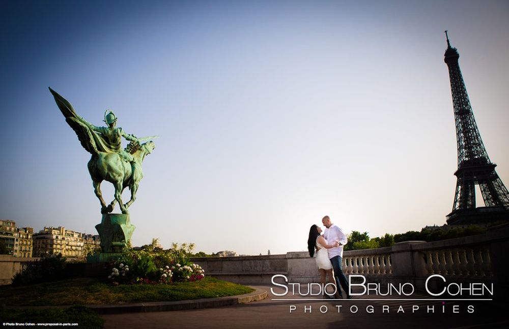 engagement session in paris couple in love hugs from bir hakeim bridge front of Eiffel Tower smile