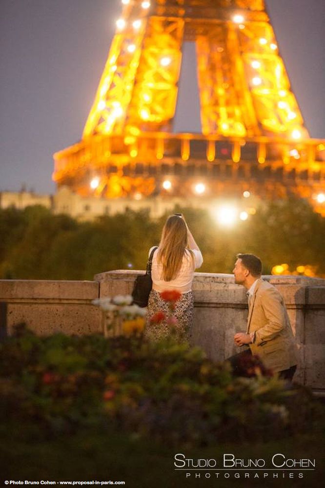 surprise proposal in paris at night front Eiffel Tower 
