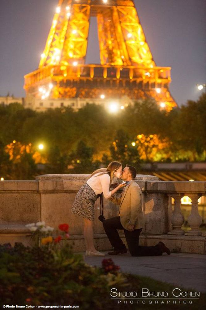 surprise proposal in paris at night couple kiss from bir hakeim bridge front of Eiffel Tower 