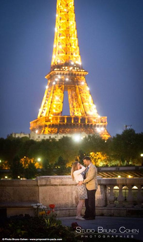 portrait couple in love from bir hakeim bridge front of Eiffel Tower at night 