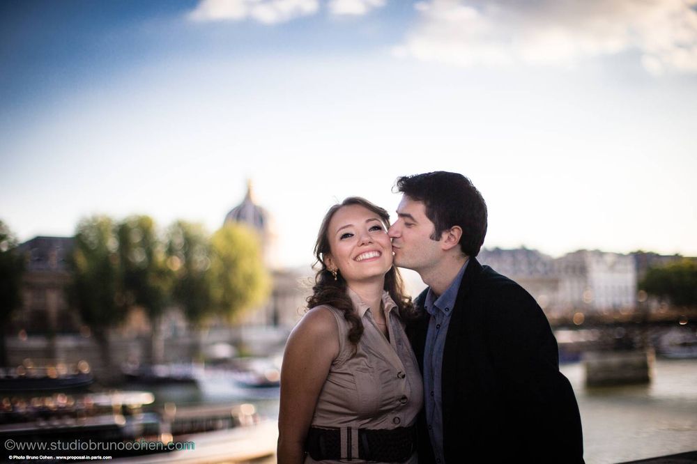 portrait kissing couple love emotion front of notre dame cathedral blue sky in paris 
