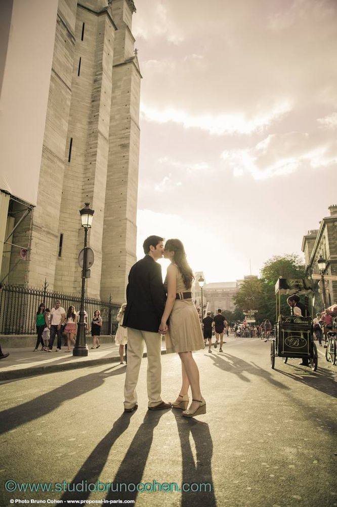 portrait kissing couple in paris at sunset emotion