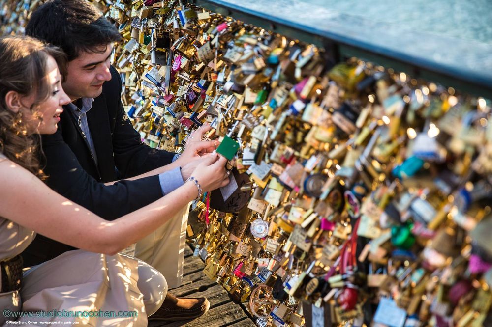 portrait couple lock bridge love engagement in paris 