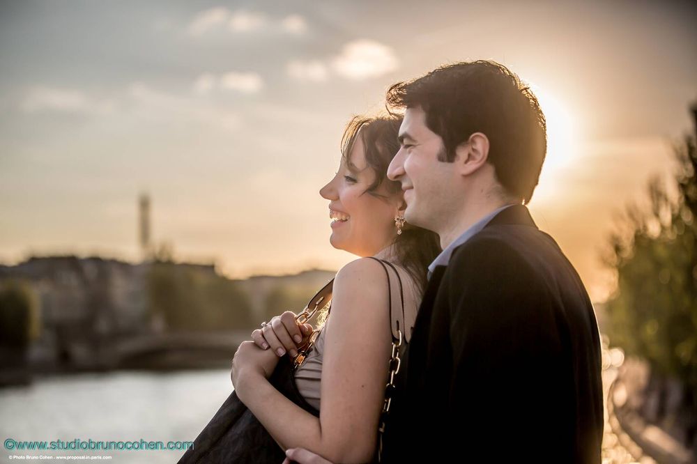 portrait couple in love hugs in paris at sunset 