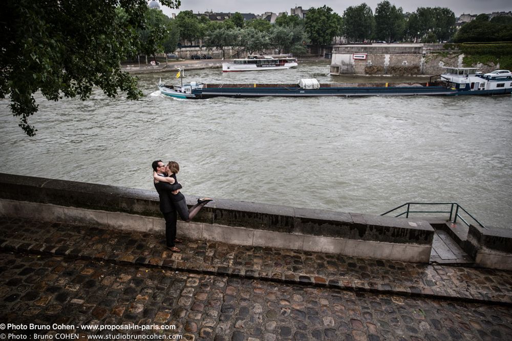 portrait couple jump lady fashion cute photographer proposal in paris