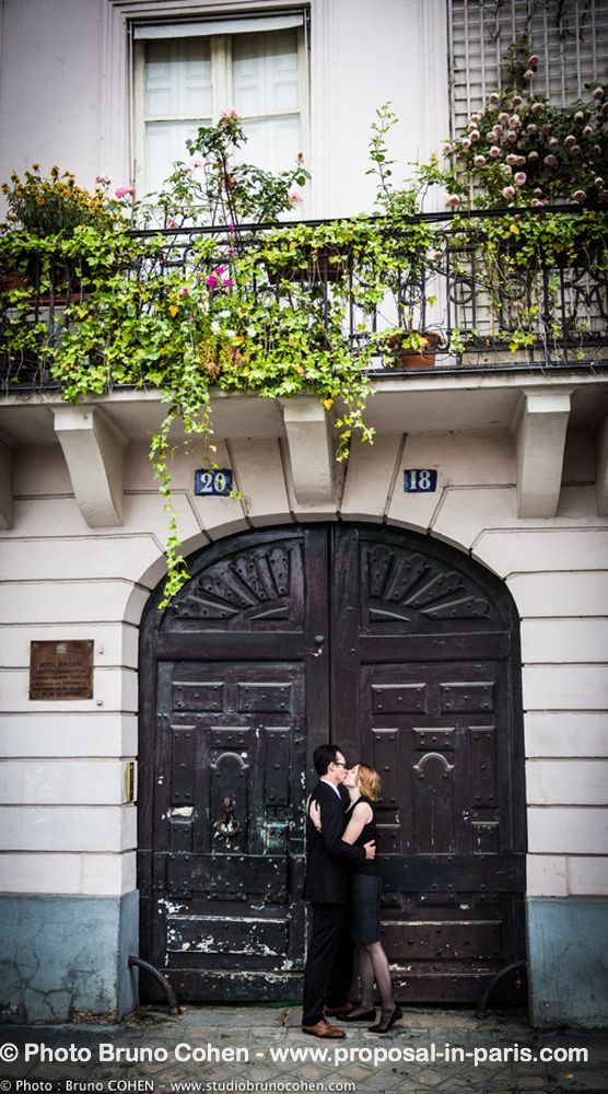 portrait kissing couple in paris proposal door emotions
