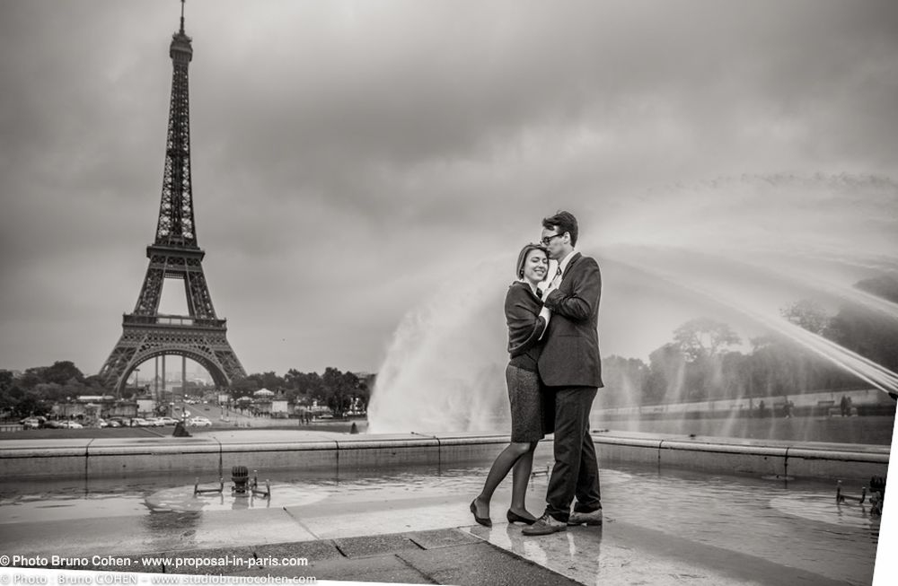 amazing portrait couple in paris from Trocadero place front Eiffel Tower black and white love kiss 