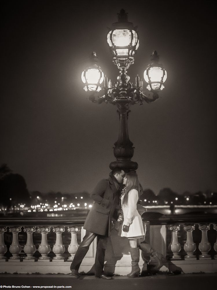 portrait kissing couple in paris at night engagement session proposal emotions black and white