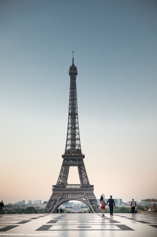 An incredible proposal early in the morning for an American classy couple on the Trocadero's Plaza in front of the Eiffel Tower!