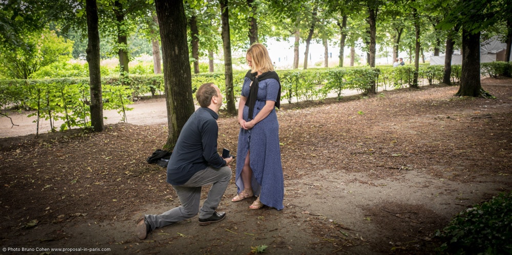 surprise proposal in paris smile kiss museum Rodin