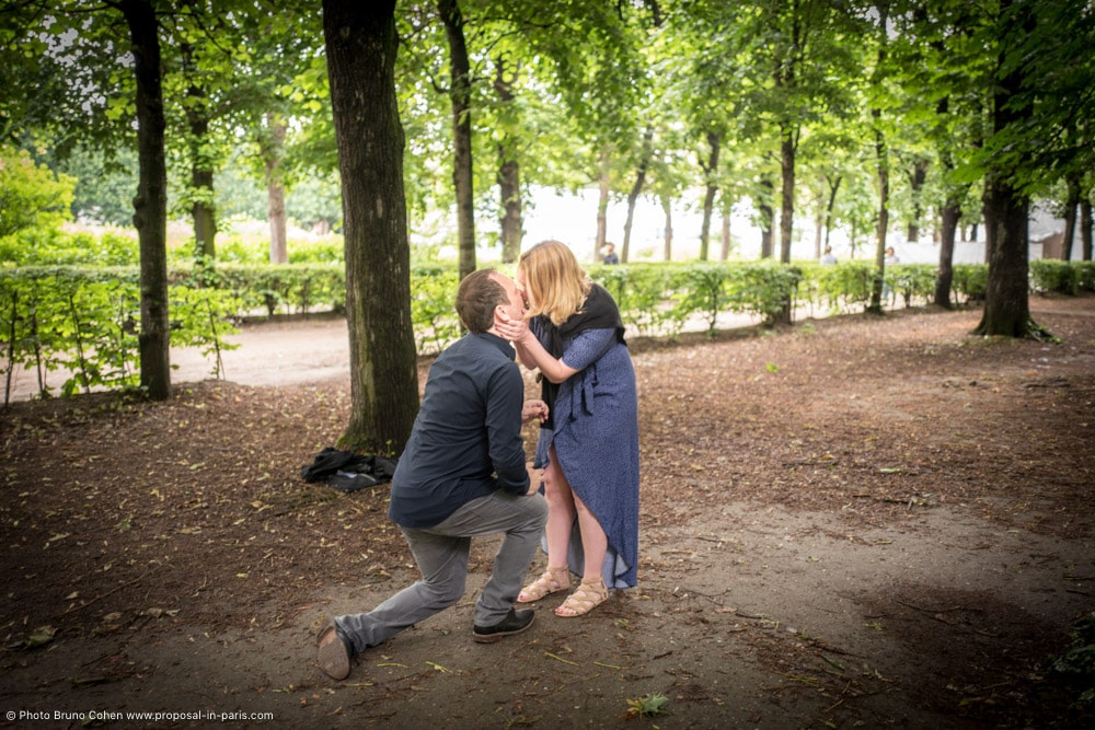 surprise proposal in paris kiss couple three museum Rodin
