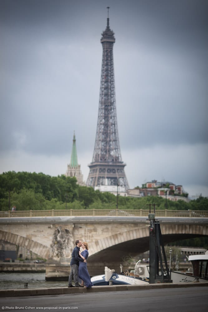 proposal in paris kissing couple bridges love front of Eiffel Tower