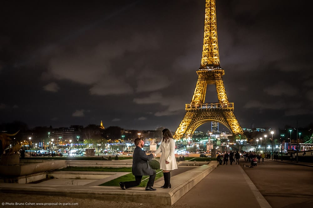 proposal in Trocadero front the Eiffel Tower at night